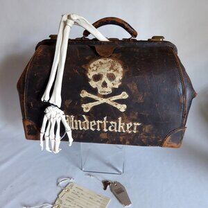 NEW HALLOWEEN GOTHIC ODDITY PROP VINTAGE UNDERTAKER MEDICAL BAG & SKELETON ARM
